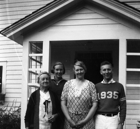 New 1935 Bothell High School graduate Ron Green with Iowa cousins.